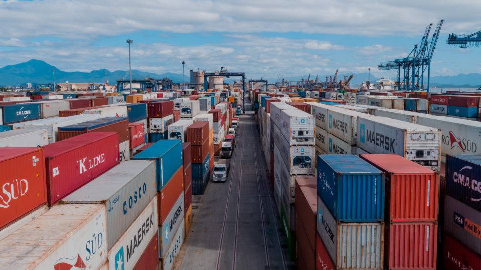 A imagem mostra a visão de cima do porto